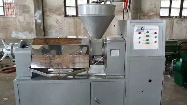 兩臺120型榨油機(jī)發(fā)往港口出口國外     兩臺120型榨油機(jī)發(fā)往港口出口國外